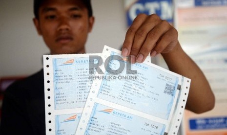 Calon penumpang membeli tiket kereta api di Stasiun Senen, Jakarta, Kamis (26/2).  (Republika/ Yasin Habibi)