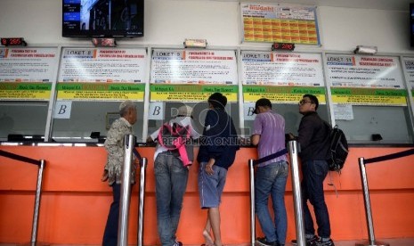 Calon penumpang membeli tiket kereta api di Stasiun Senen, Jakarta, Kamis (26/2).  (Republika/ Yasin Habibi)