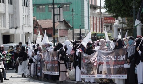 40 organisasi masyarakat di DIY melakukan aksi demonstrasi mengutuk penindasan yang terjadi terhadap umat Islam di dunia. Mereka tergabung dalam Aliansi Solidaritas Dunia Islam.