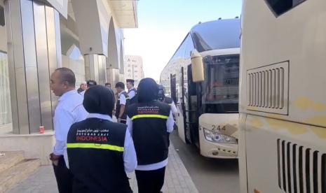 411 petugas haji PPIH Arab Saudi daker Madinah telah beranjak menuju Makkah. Ratusan petugas diangkut menggunakan 11 bus, delapan bus petugas Kemenag dan tiga bus petugas Kemenkes.