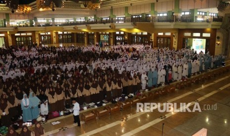 5.000 peserta pelajar Sekolah Menengah Atas (SMA) dan sederajat se-DKI Jakarta membacakan Ikrar Pemuda Indonesia Anti Narkoba dan Anti Radikalisme di Jakarta Islamic Center, Jakarta Utara, Rabu (13/12). Pernyataan ikrar tersebut dilakukan dalam rangka memperingati Maulid Nabi SAW 1439 H. 