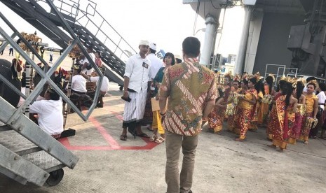 50 penari anak dari Sanggar Sawitri Denpasar bersiap menyambut Raja Salman di Bandara Internasional I Gusti Ngurah Rai, Denpasar, Sabtu (4/3)