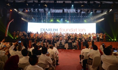 525 mahasiswa berprestasi penerima Djarum Beasiswa Plus 2016 menggelar pementasan Malam Dharma Puruhita dalam rangkaian pelatihan keterampilan lunak 