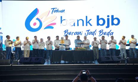 63 tahun perjalanan panjang yang telah dilalui hingga kini bank bjb tumbuh menjadi sebuah konglomerasi keuangan besar dengan total aset lebih dari Rp 200 trilliun, didukung anak-anak usaha mulai dari perbankan syariah, sekuritas, sesama Bank Pembangunan Daerah dan masih akan terus bertambah anak usaha baik dari sisi jumlah maupun jenis usaha untuk mendukung kelangsungan bank.   Yuddy menjelaskan, pada perayaan ulang tahun ini, bank bjb bertekad untuk menjadi bank yang lebih dari sekadar institusi keuangan