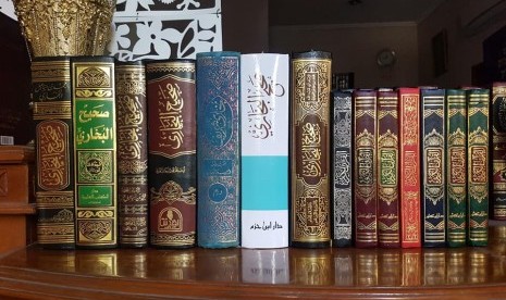  7 kitab cetakan Shahih Bukhari, dan ada 7 mushaf Quran cetakan dengan 7 varian qira'ah