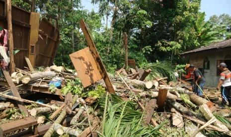 85 rumah warga di Kabupaten Solok Selatan rusak akibat terjangan angin puting beliung yang terjadi pada Jumat (6/9).