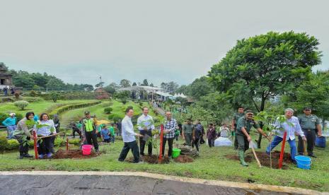 Penanaman simbolis untuk menghijaukan kawasan situs bersejarah candi Gedongsongo, Kecamatan Bandungan, Kabupaten Semarang, Jawa Tengah, Kamis (5/3). Penanaman yang dilaksanakan dalam program Siap Sadar Lingkungan (Siap Darling) ini  melibatkan 250 mahasiswa dari sedikitnya 50 perguruan tinggi di Jawa Tengah .