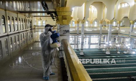 DMI Jakarta Imbau Masjid Terapkan Protokol Kesehatan. Petugas menyemprotkan disinfektan saat peluncuran Gerakan Semprot Disinfektan 10.000 Masjid di Masjid Al Munawar, Pancoran, Jakarta, Jumat (13/3). (Republika/Putra M. Akbar)