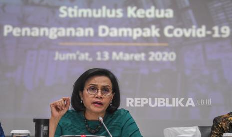 Menteri Keuangan Sri Mulyani memberikan keterangan kepada media tentang Stimulus Kedua Penanganan Dampak Covid-19 di kantor Kemenko Perekonomian, Jakarta, medio Maret 2020.  Sri menyatakan Kemenkeu bisa mengalihkan PNM untuk menanggulangi Covid-19.