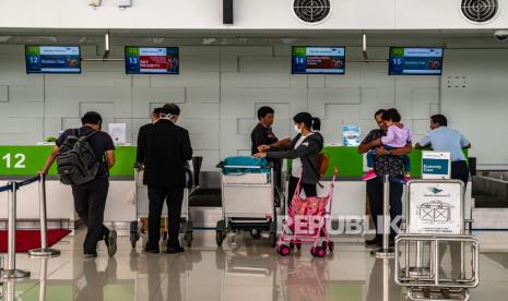 Sejumlah penumpang beraktivitas di area ‘check in’ atau konfirmasi tiket di Bandara Internasional Jenderal Ahmad Yani Semarang, Jawa Tengah. 