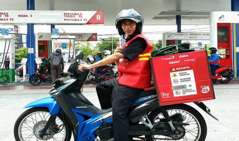 Petugas dan armada layanan Pertamina Delivery Service (PDS) yang akan mengantar BBM dan LPG produk Pertamina kepada konsumen, (ilustrasi).