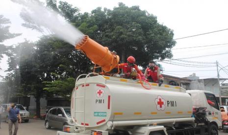 PMI memfokuskan penyemprotan disinfektan di DKI Jakarta sebagai episentrum Covid-19.  Setiap hari personel PMI di seluruh DKI Jakarta melakukan 600 titik penyemprotan.