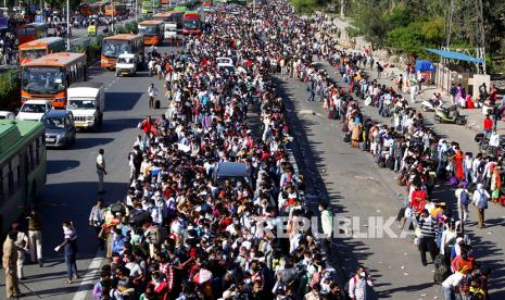  Ribuan pekerja migran memadati terminal bus meninggalkan New Delhi, Sabtu (28/3), untuk kembali ke kampung halaman mereka, 