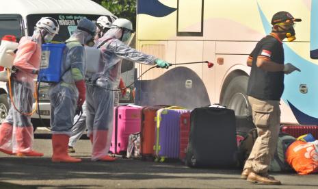 Sebanyak 290 santriwati Pondok Moderen Darussalam Gontor (PMDG) yang dipulangkan sementara tiba di Kabupaten Semarang, Ahad (12/4). Mereka merupakan santriwati yang berasal dari Konsulat Semarang, yang meliputi Kota Semarangdan Kota Salatiga, Kabupaten Semarang, Kendal dan Kabupaten Demak. Kedatangan para santriwati dari kampus PMDG Mantingan, Ngawi dan di Kediri Jawa Timur ini dipusatkan di kompleks GOR Pandanaran, Wujil, Kecamatan Bergas, Kabupaten Semarang, Jawa Tengah. Sesuai dengan protokol kesehatan --guna meminimalisir risiko penularan Covid-19-- mereka harus menjalani pemeriksaaan dan disinfeksi terlebih dahulu, sebelum dijemput oleh orang tua masing- masing.