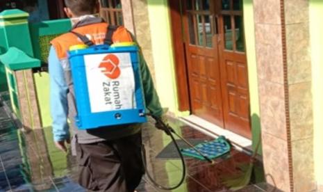 Penyemprotan disinfektan oleh Rumah Zakat dapat sambutan positif warga.