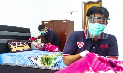 Petugas membawa kasur di halaman ruangan pemulihan pasien sembuh COVID-19. Pasien terkonfirmasi positif COVID-19 Kota Metro asal Kecamatan Metro Selatan dinyatakan sembuh setelah hasil swab ketiga dan keempat pasien 03 tersebut negatif.