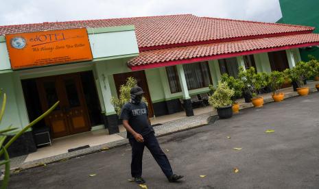 Seorang karyawan berjalan di depan ruangan SMK Negeri 27 Jakarta. Pemprov DKI Jakarta melalui Dinas Pendidikan (Disdik) DKI Jakarta menegaskan pembukaan sekolah dilaksanakan apabila situasi dan kondisi terkait Covid-19 sudah dinyatakan aman dengan tetap mengikuti protokol kesehatan.