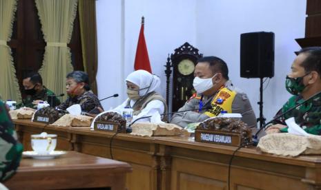 Gubernur Jawa Timur, Khofifah Indar Parawansa seusai rapat final PSBB di Gedung Negara Grahadi Surabaya. Khofifah menyerahkan secara resmi Peraturan Gubernur Jawa Timur Nomor 18 Tahun 2020 tentang Pedoman PSBB Dalam Penanganan Covid-19 di Provinsi Jawa Timur, serta Surat Keputusan Gubernur kepada Wakil Bupati Gresik, Mohammad Qosim, Plt. Bupati Sidoarjo, Nur Ahmad Syaifuddin, serta Sekda Kota Surabaya, Hendro Gunawan yang mewakili Walikota Surabaya. 