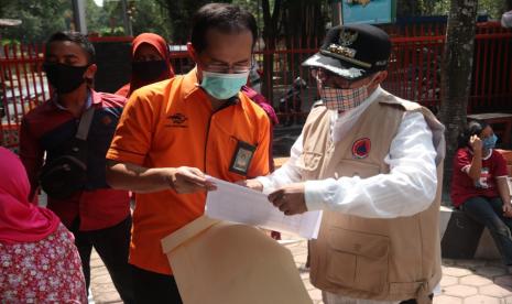 Wali Kota Malang, Sutiaji memantau proses penyaluran Bantuan Sosial Tunai (BST) dari Kementerian Sosial RI Tahap I di Kantor Pos Kota Malang, Rabu (6/5).