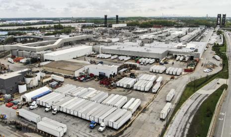 Foto udara fasilitas FCA Chrysler Belvidere Assembly yang tertutup tempat kendaraan Jeep SUV diproduksi, Belvidere, Illinois, AS, Senin (18/5). Presiden General Motors Co mengatakan bahwa pasokan global semikonduktor akan kembali stabil. 