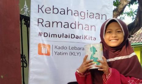 Cantika penerima Kado Lebaran Yatim dari Rumah Zakat.