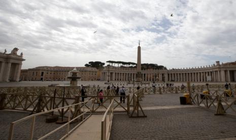 Orang berbaris di St Peter Square di Vatikan, Senin (18/5).