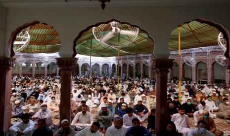 Suasana Shalat Idul Adha (ilustrasi). Wali Kota Pekanbaru Firdaus mengizinkan kaum muslim untuk menggelar Shalat Idul Adha 1441 Hijriah di masjid atau lapangan namun harus disiplin yang tinggi dalam menerapkan protokol kesehatan di tengah COVID-19.