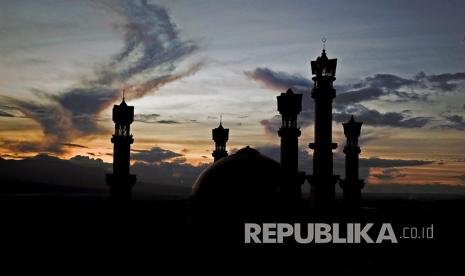 Menara Masjid: Dari Seruan Adzan Hingga Arsitektur Islam. Foto siluet Islamic Center NTB dengan menara 99 Asma’ul Husna atau minaret masjid setinggi 99 meter berdiri megah di Mataram, NTB.