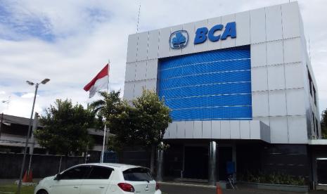 Bank BCA. PT Bank Central Asia Tbk menyalurkan kredit di sektor pariwisata sekitar Rp 14 triliun pada April 2022. Perusahaan melihat sektor pariwisata mulai membaik seiring dengan percepatan program vaksinasi dari pemerintah.