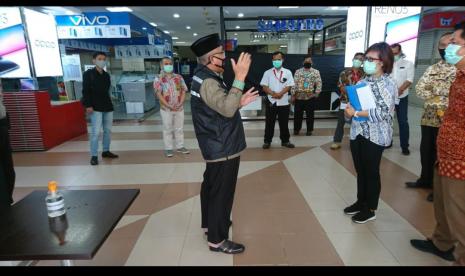 Wali Kota Depok, Mohammad Idris meninjau persiapan penerapan prosedur standar new normal di beberapa masjid, gereja dan Mal di Kota Depok, Kamis (4/6). 