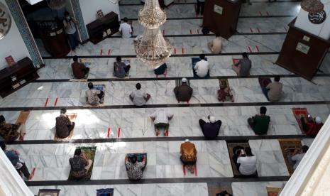 Suasana shalat Jumat di Masjid Cut Mutia Jakarta pada Jumat, (5/6). Masjid Cut Mutia akan menggelar Sholat Id dan pemotongan hwan kurban.