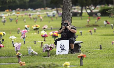 Seorang pelayat memperbaiki saat dia menunggu prosesi pemakaman George Floyd di pemakaman Houston Memorial Gardens di Pearland, Texas, AS, Selasa (9/6). Video CCTV yang diposting online pada 25 Mei, memperlihatkan George Floyd (46) memohon kepada petugas yang menangkapnya bahwa dia tidak bisa bernapas saat seorang petugas berlutut di lehernya. Pria kulit hitam tak bersenjata itu kemudian meninggal dalam tahanan polisi dan keempat petugas yang terlibat dalam penangkapan itu telah didakwa dan ditangkap. 