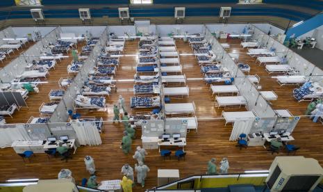 Pasien COVID-19 berbaring di ranjang di rumah sakit lapangan yang dibangun di dalam gym di Santo Andre, di Sao Paulo, Brasil, Selasa (9/6). 