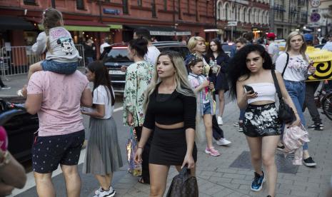 Orang-orang berjalan di kota Moskow, Rusia, Selasa (9/6). Ibu kota Rusia pada Selasa telah mencabut lockdown ketat yang berlaku sejak akhir Maret untuk menekan kasus Covid-19. Mulai hari Selasa, penduduk Moskow tidak perlu lagi mengisolasi diri di rumah atau mendapatkan kartu elektronik untuk bepergian keliling kota.  AP Photo/Pavel Golovkin