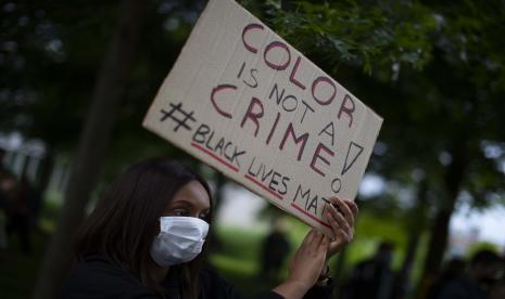 Sejumlah demonstran memegang poster ketika ribuan orang berdemonstrasi mendukung gerakan Black Lives Matter di sebuah taman di Amsterdam, Rabu (10/6). Serangkaian protes di kota-kota Belanda terkait kematian George Floyd di Minnesota pada 25 Mei 2020 serta protes di seluruh Amerika Serikat dan dunia. Floyd, seorang pria kulit hitam, meninggal setelah seorang perwira polisi kulit putih Minneapolis menekan satu lutut di lehernya bahkan setelah dia meminta sambil berbaring terborgol di tanah.  Foto AP / Peter Dejong 