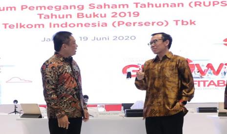 Direktur Utama Ririek Adriansyah (kiri) berbincang dengan Direktur Digital Business Muhammad Fajrin Rasyid. PT Telkom Indonesia (Persero) Tbk menggunakan teknologi Artificial Intelligence (AI) super komputer tercanggih (NVIDIA DGX A100) yang pertama di Indonesia. Diharapkan perangkat itu dapat mengakselerasi pengembangan solusi berdasarkan use case di Lab AI supaya lebih optimal dan lebih cepat dalam menghasilkan produk berbasis AI.