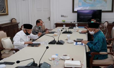 Wakil Presiden Ma’ruf Amin saat menerima Menteri Koperasi dan Usaha Kecil, Teten Masduki dan jajaran di rumah dinas Wapres, Jakarta, Rabu (1/7).