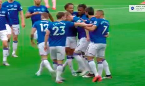 Pemain Everton merayakan gol Richarlison ke gawang Leicester