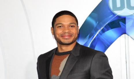 Aktor pemeran Cyborg di film The Flash, Ray Fisher.