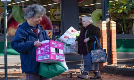  Warga berbelanja kebutuhan mereka di sebuah super market sebelum penerapan lockdown di Melbourne, Australia, Rabu (8/7). 