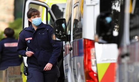 Seorang paramedis berjalan di luar menara perumahan umum di Melbourne Utara, Australia,Rabu (8/7). Ribuan migran di Melbourne jalani lockdown di bawah pengawasan polisi. Ilustrasi.