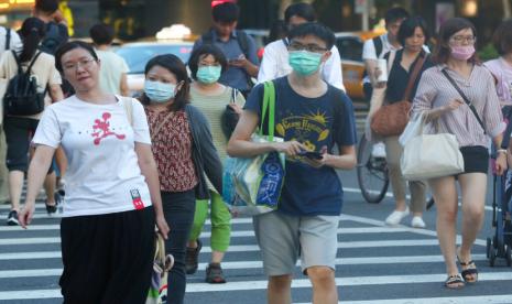 Warga menyeberang di jalanan Taipei, Taiwan.