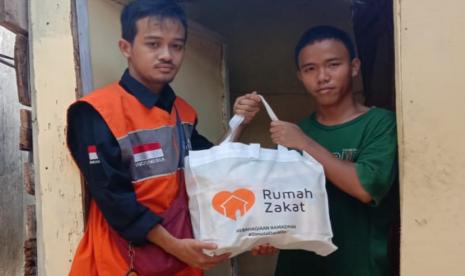 Rumah Zakat bantu korbas PHK keluarga Saari.