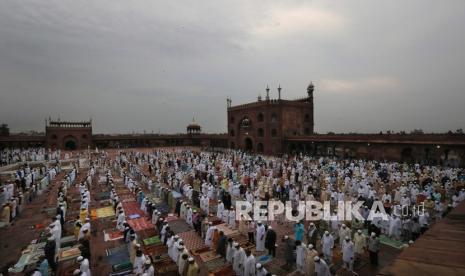 Larangan sholat dan ibadah langgar konstitusi India. Ilustrasi Muslim India sholat. 