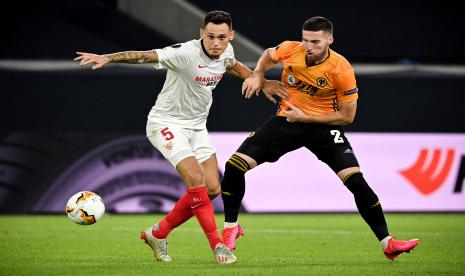  Lucas Ocampos (Kiri) dari Sevilla beraksi melawan Matt Doherty (kanan) dari Wolverhampton selama pertandingan sepak bola perempat final Liga Eropa UEFA antara Wolverhampton Wanderers dan Sevilla FC di Duisburg, Jerman 11 Agustus 2020. 