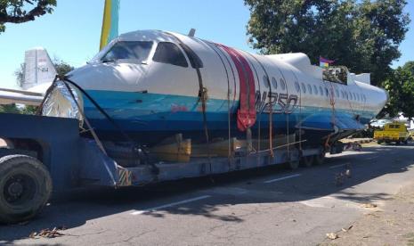 Pesawat N250 diangkut dengan truk trailer dari PT Dirgantara Indonesia ke Yogyakarta untuk dijadikan monumen.