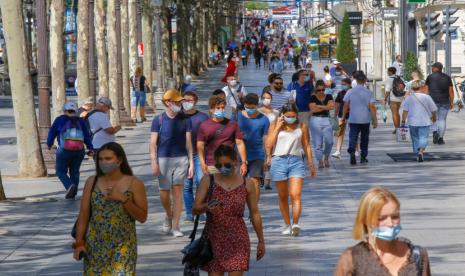 Warga bermasker memadati Champs-Elysées Avenue di Paris, Prancis, Jumat (21/8). Prancis mencatat penularan virus corona menyasar warga usia 40 tahun ke bawah.