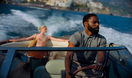 Salah satu adegan dalam film Tenet yang dirilis Warner Bros Entertainment. Bintang utama Tenet, John David Washington kembali ke rumah masa kecilnya sejak pandemi Covid-19 merebak.