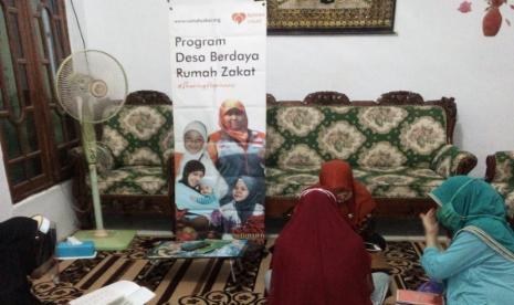 Semangat belajar Alquran ibu-ibu di Kelurahan Kraton, Kota Tegal masih tetap terjaga meskipun di tengah kondisi pandemi Covid-19.