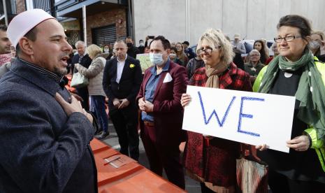 Ribuan Orang Tanda Tangan Petisi Tolak Film Christchurch. Imam Masjid Al Noor Imam Gamal Fouda, kiri, berterima kasih kepada pendukung di luar Pengadilan Tinggi Christchurch setelah sidang hukuman untuk warga Australia Brenton Harrison Tarrant, di Christchurch, Selandia Baru, Kamis, 27 Agustus 2020. Tarrant, seorang supremasi kulit putih yang menewaskan 51 jemaah di dua masjid di Selandia Baru pada Maret 2019 dijatuhi hukuman penjara seumur hidup tanpa kemungkinan pembebasan bersyarat. 